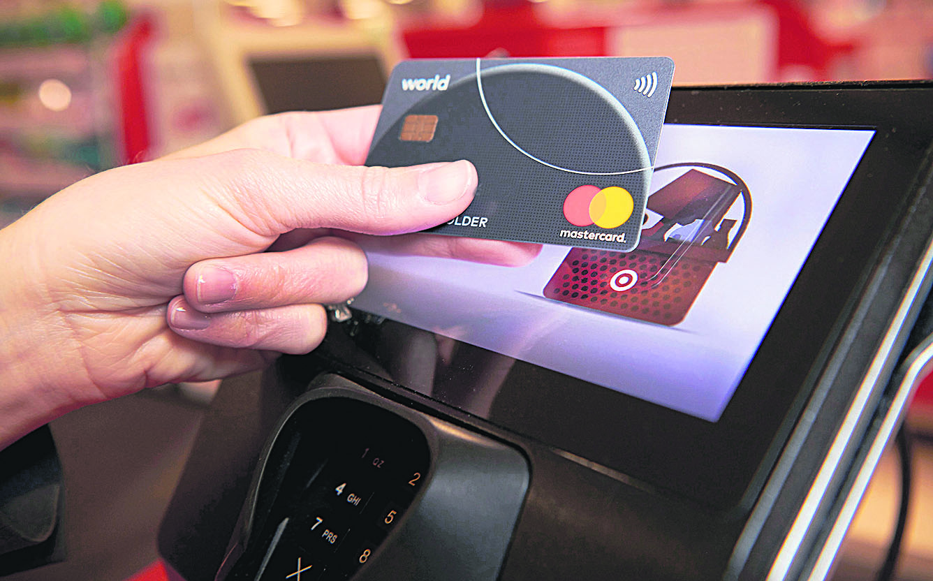 Para comprar con la nueva tarjeta basta con acercarla a una terminal de pago. Foto: El País