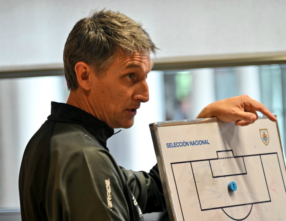 Gustavo Ferreyra en una charla técnica con los futbolistas