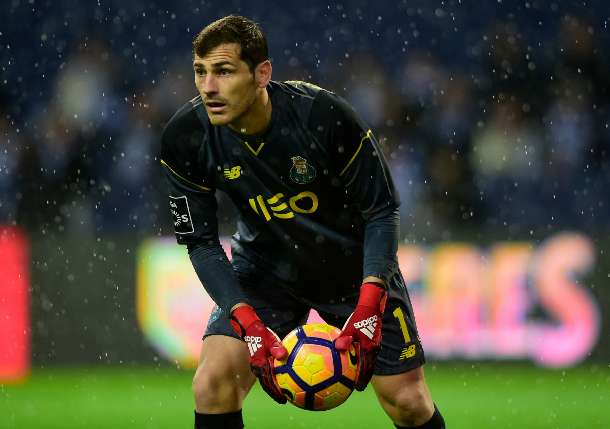 Iker Casillas atajando para el Porto. Foto: AFP