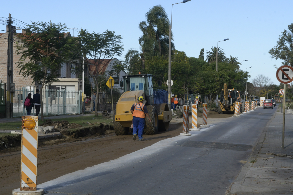 Cambio de pavimento en Bolivia, entre Avenida Italia y Camino Carrasco. Foto: Leonardo Mainé