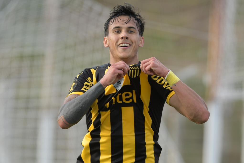 Ignacio Lores grita su gol para el 2-1 ante Fénix. Foto: Gerardo Pérez