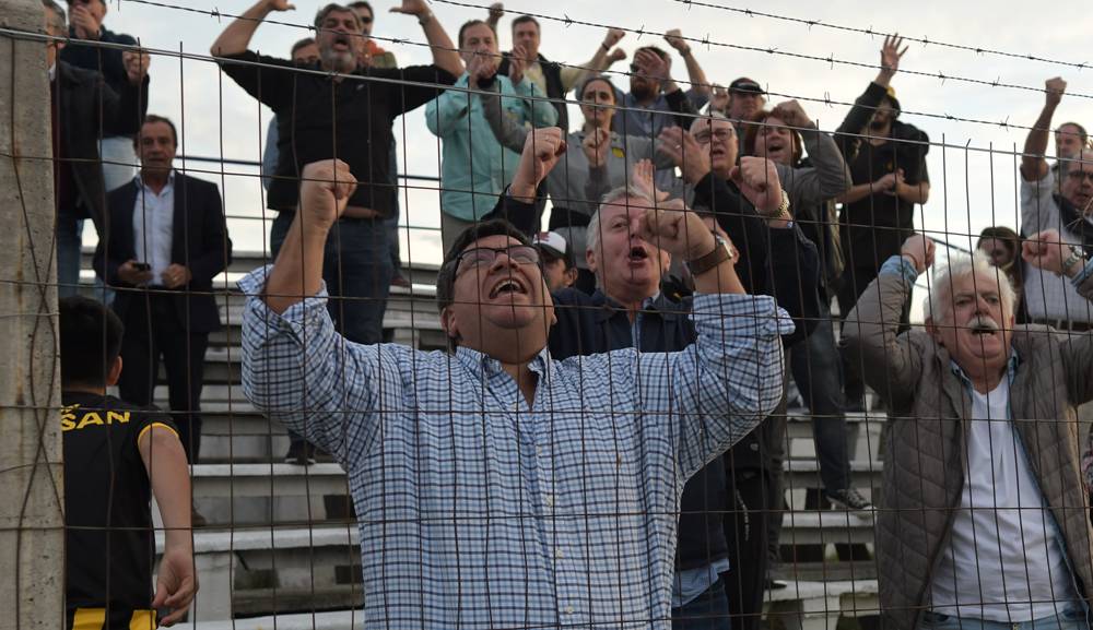 Jorge Barrera y Rodolfo Catino, presidente y vicepresidente de Peñarol, celebrando el título aurinegro. Foto: Gerardo Pérez.