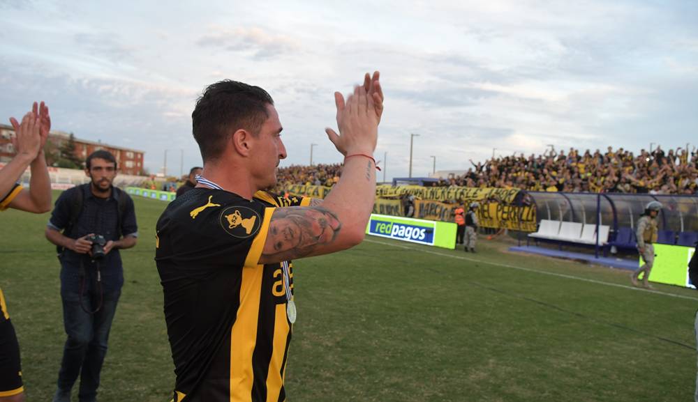 Cristian Rodríguez saludando a los 800 socios aurinegros que se hicieron presentes en el Capurro.Foto: Gerardo Pérez.