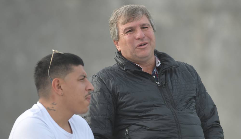 Álvaro Chijane, dirigente de Fénix en la tribuna del Capurro. Foto: Gerardo Pérez.