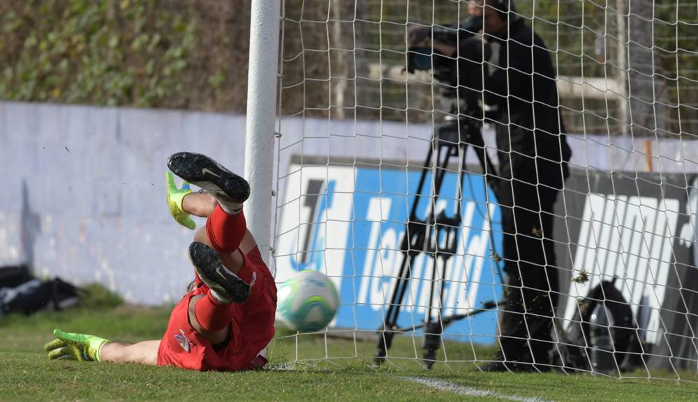Casi. Denis se estiró, pero no pudo contener el tiro penal. Foto: Gerardo Pérez.