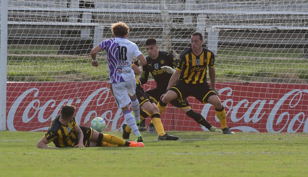 Empate. “Maxi” Pérez remató ante la mirada de los defensas aurinegros para el 1-1. Foto: Gerardo Pérez.