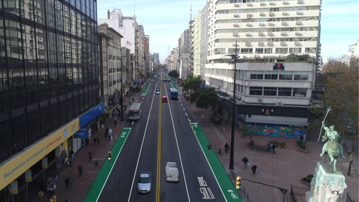 Tramo de 18 de Julio entre el Monumento a El Gaucho y el Obelisco, con sendas pintadas de verde para las bicicletas. Foto: IMM