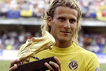 Diego Forlán con su primera Bota de Oro obtenida en Villarreal.
