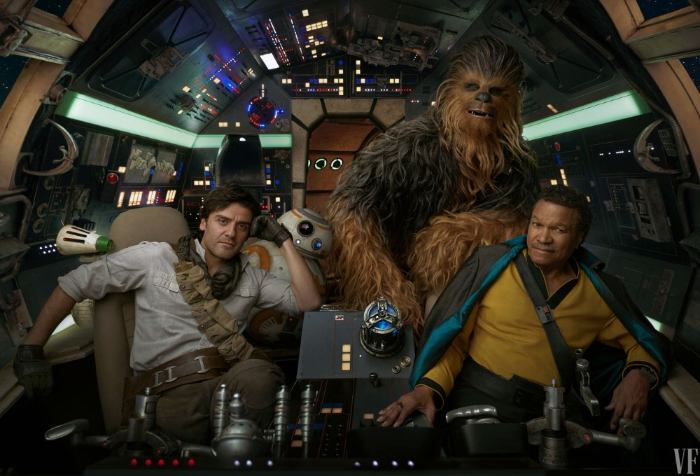 Lando Calrissian (Billy Dee Williams), Poe Dameron (Oscar Isaac), Chewbacca, D-O, y BB-8 en el Halcón Milenario