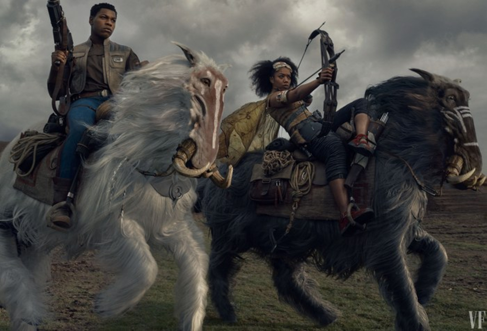 Finn (John Boyega) junto a una nueva aliada, Jannah (Naomi Ackie) luchando contra la Primera Orden