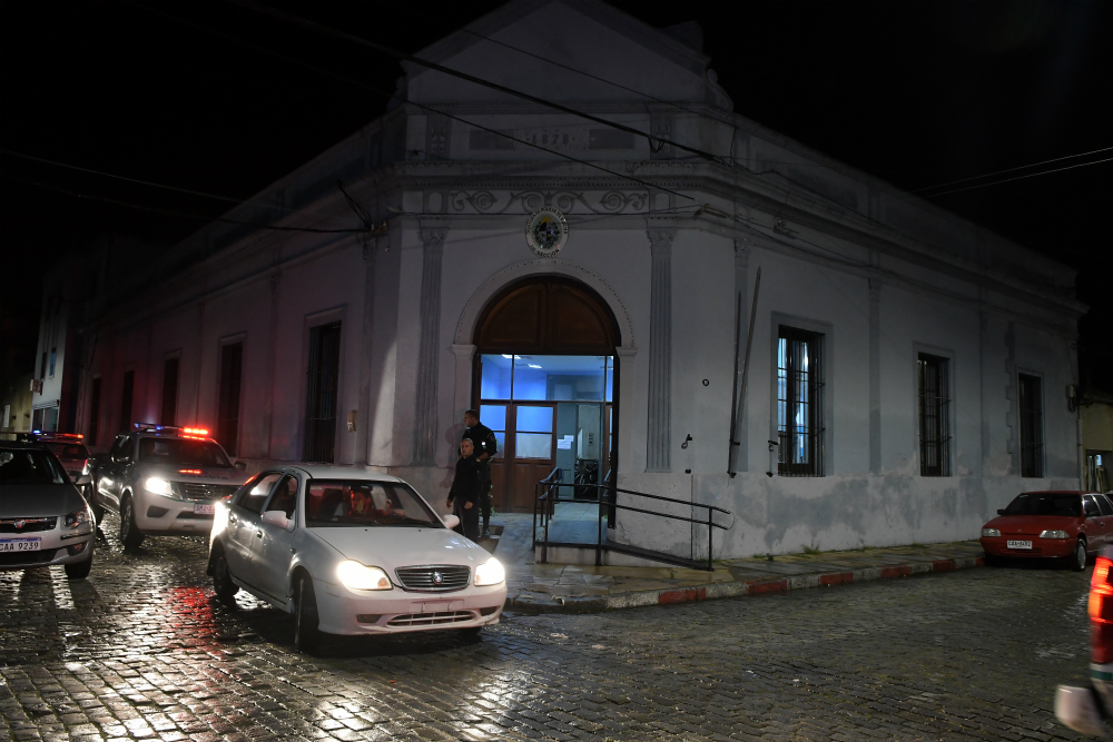 Pedido. “El Cachila” fue trasladado desde una chacra hacia la Jefatura donde dialogó con su abogada. Foto: Darwin Borrelli.