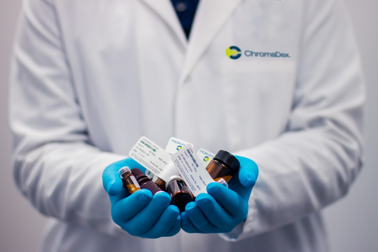 Un trabajador de la salud sostiene varios ejemplos de medicamentos. Foto: Unsplash
