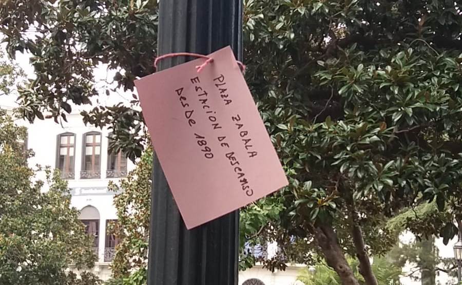 Vecinos dejaron carteles en la Plaza Zabala. Foto: El País