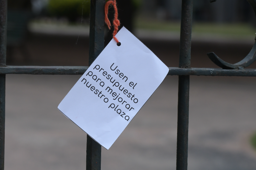 Vecinos dejaron carteles en la Plaza Zabala. Foto: Leonardo Mainé