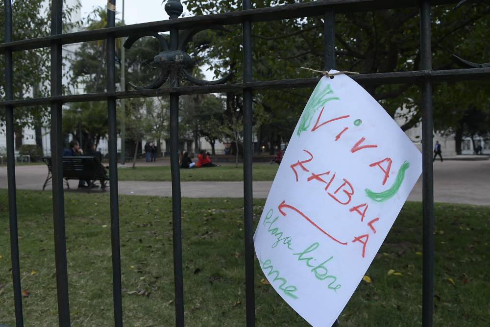 Vecinos dejaron carteles en la Plaza Zabala. Foto: Leonardo Mainé