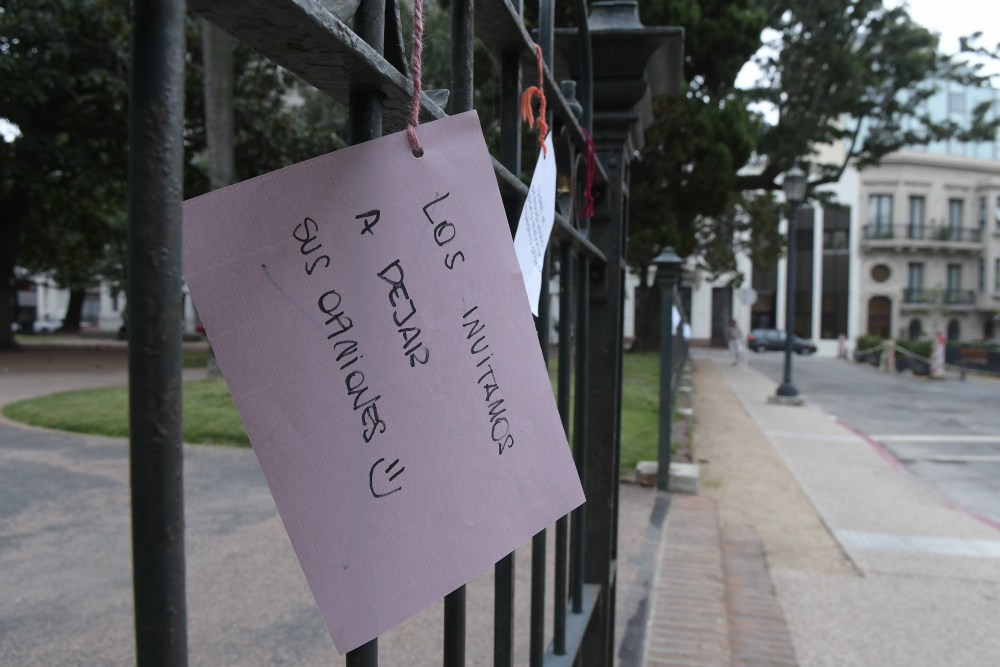 Vecinos dejaron carteles en la Plaza Zabala. Foto: Leonardo Mainé