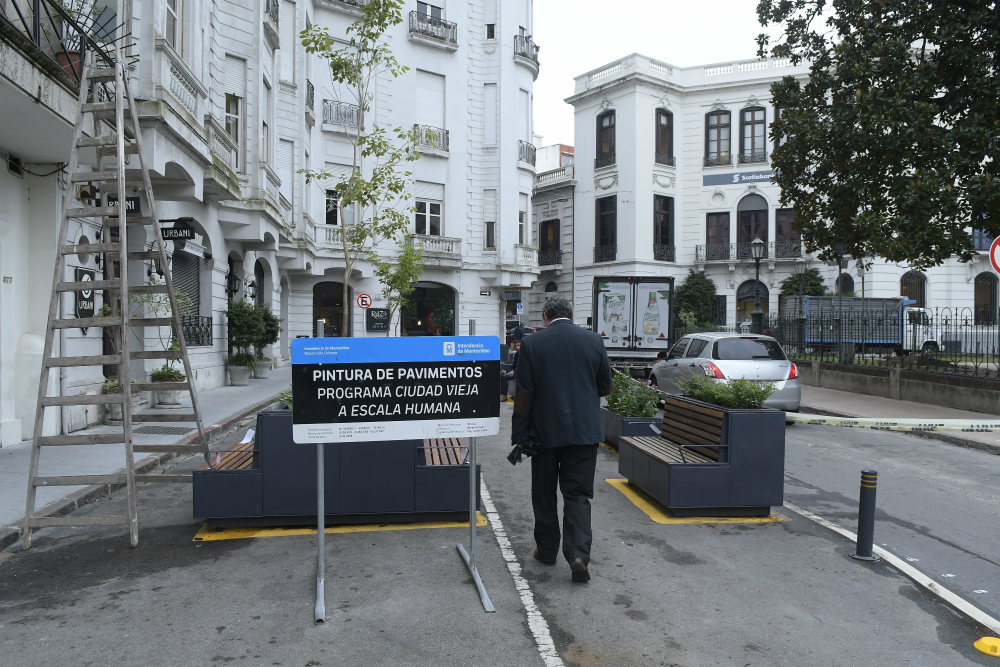 Vecinos dejaron carteles en la Plaza Zabala. Foto: Leonardo Mainé