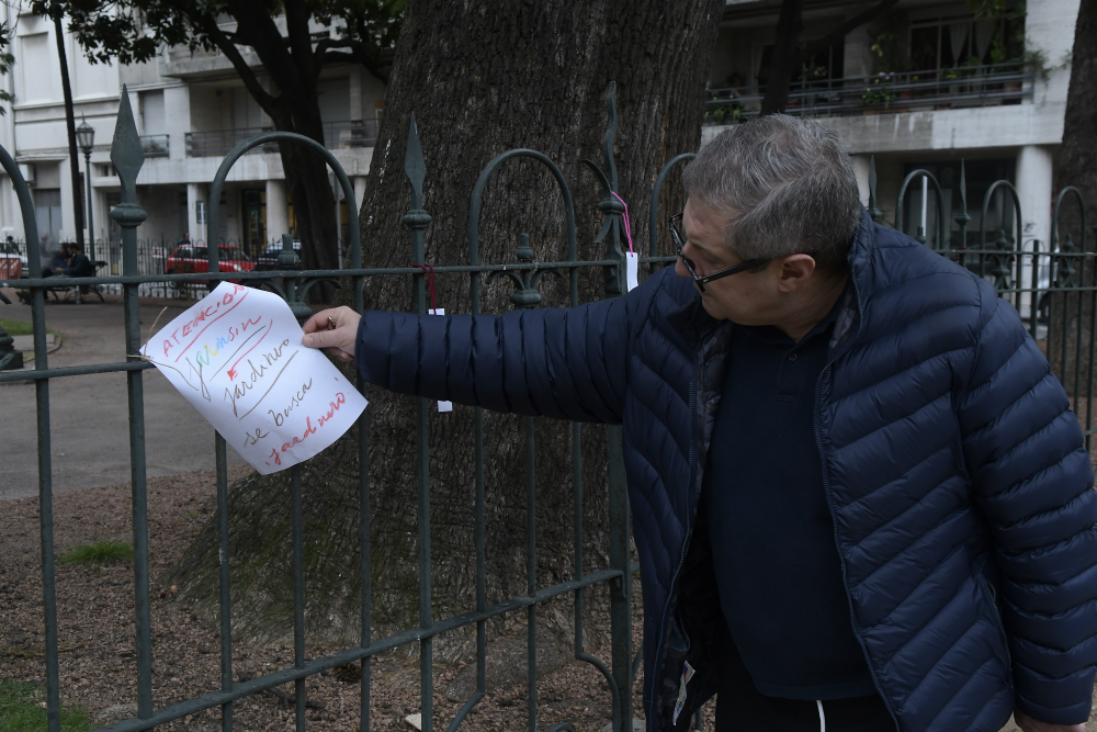 Vecinos dejaron carteles en la Plaza Zabala. Foto: Leonardo Mainé