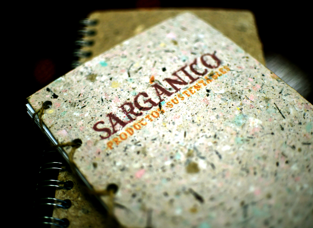 Libreta de notas fabricada con sargazo. Foto: AFP