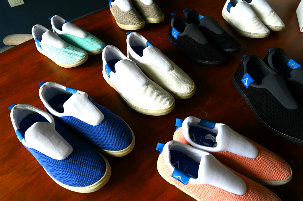 El PET es la materia prima de estos calzados; la suela está fabricada con sargazo. Foto: AFP