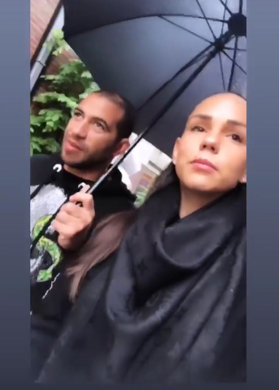 Los Gargano caminando bajo la lluvia de Amsterdam