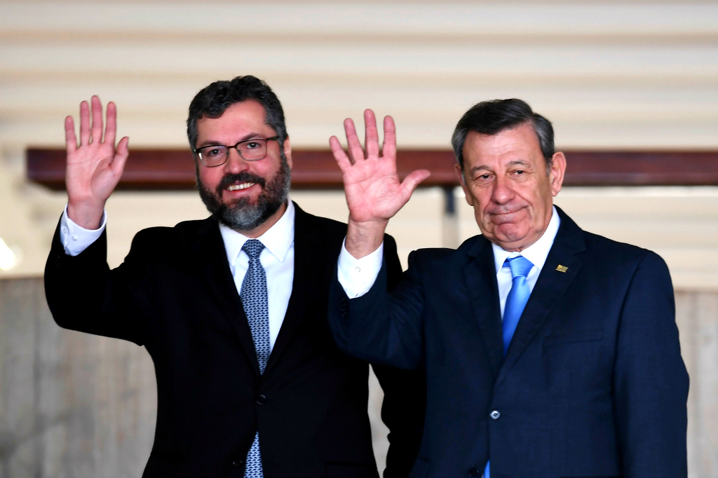 El canciller uruguayo, Rodolfo Nin Novoa, junto a su colega brasileño Ernesto Araújo. Foto: AFP
