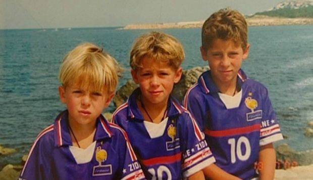 Eden Hazard y sus hermanos Thorgan y Kylian. Foto: El País de Madrid.