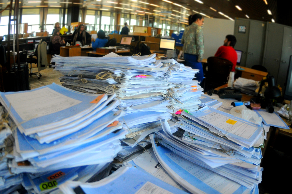 Expedientes acumulados en la Dirección General Impositiva. Foto: Fernando Ponzetto