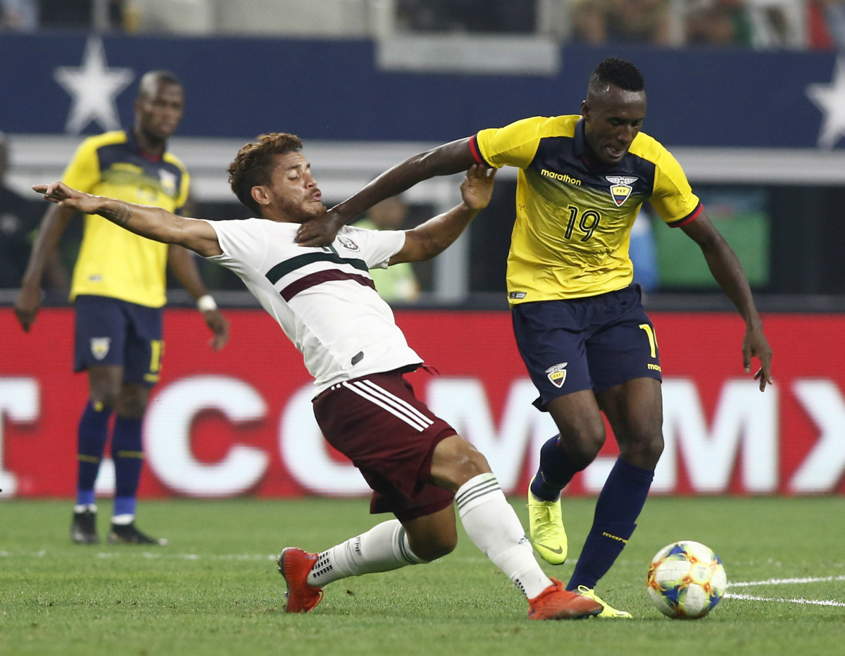 Bedar Caicedo, lateral de Ecuador, en el amistoso ante México. Foto: Efe.