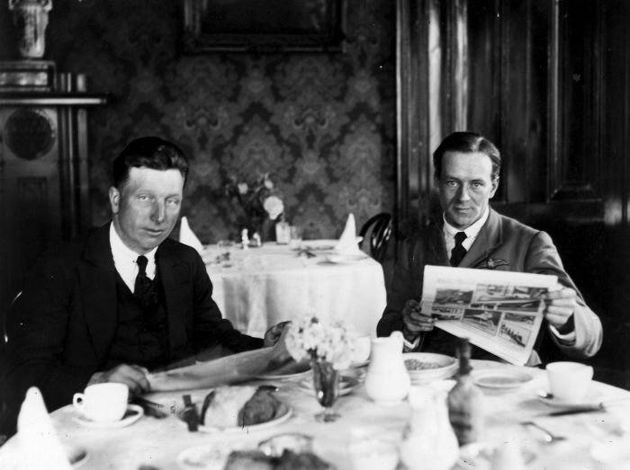 John Alcock y Arthur Whitten Brown, los pilotos británicos que cruzaron por primera vez el Atlántico sin escalas. Foto: AFP