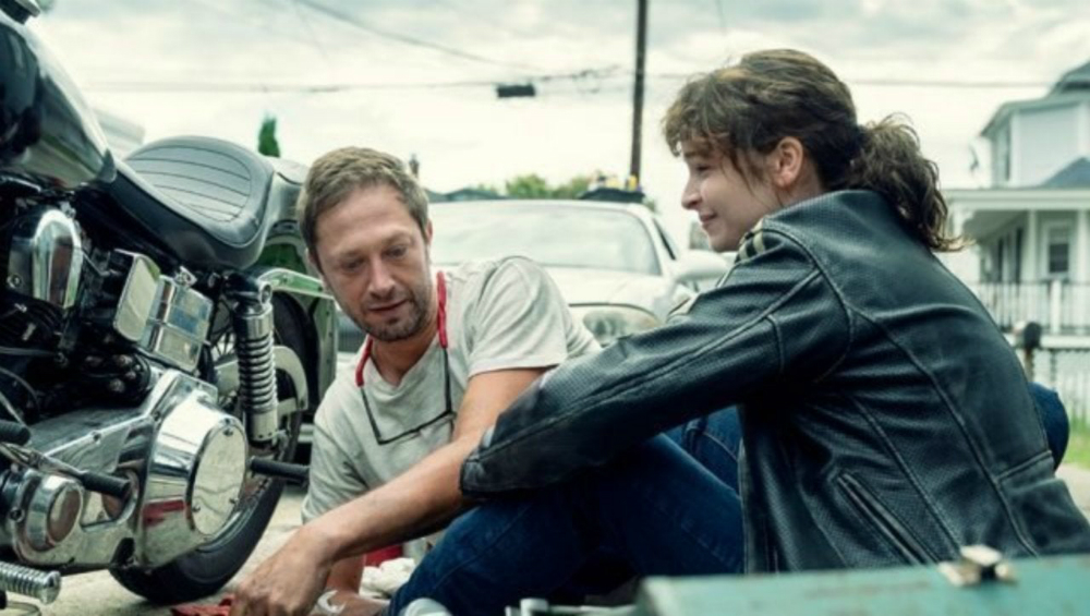 Ashleigh Cummings y Ebon Moss-Bachrach en la serie Nos4a2. Foto: Difusión