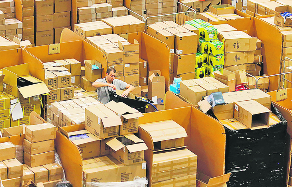 Trabajador en depósito de la empresa Amazon. Foto: Reuters