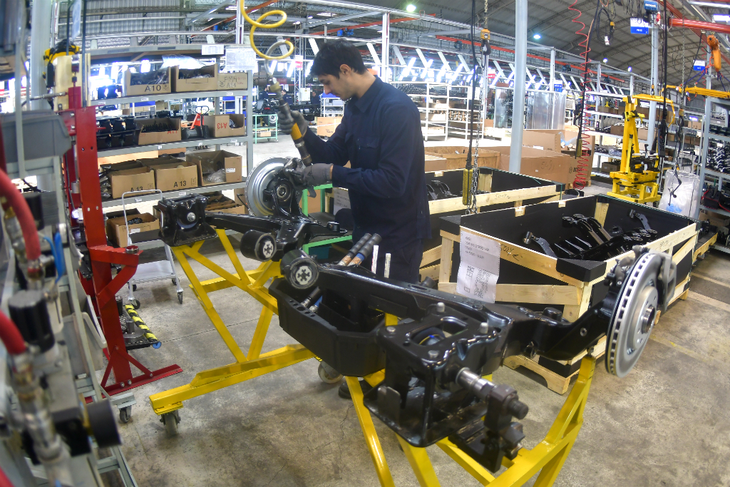 Trabajador en fábrica uruguaya. Foto: Archivo El País
