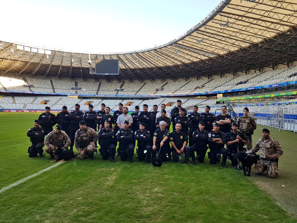 Los Policías encargados de la seguridad del escenario tuvieron una charla y se sacaron una foto. Foto: @jpromeroh