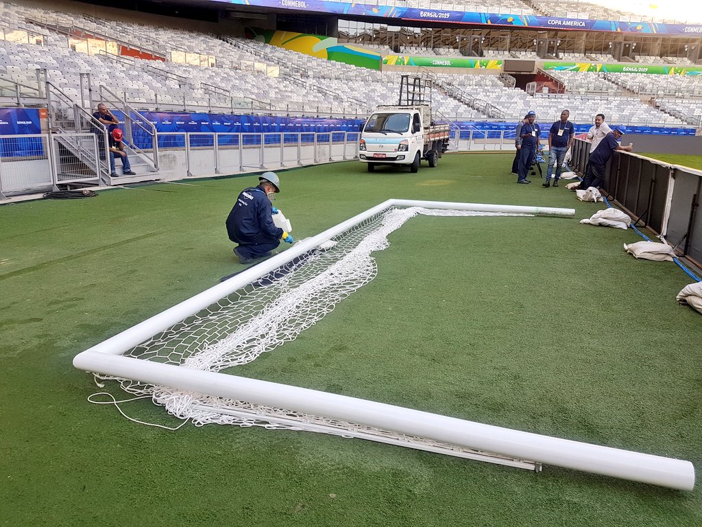 Se están llevando adelante los últimos preparativos en el estadio, como pintar los arcos.