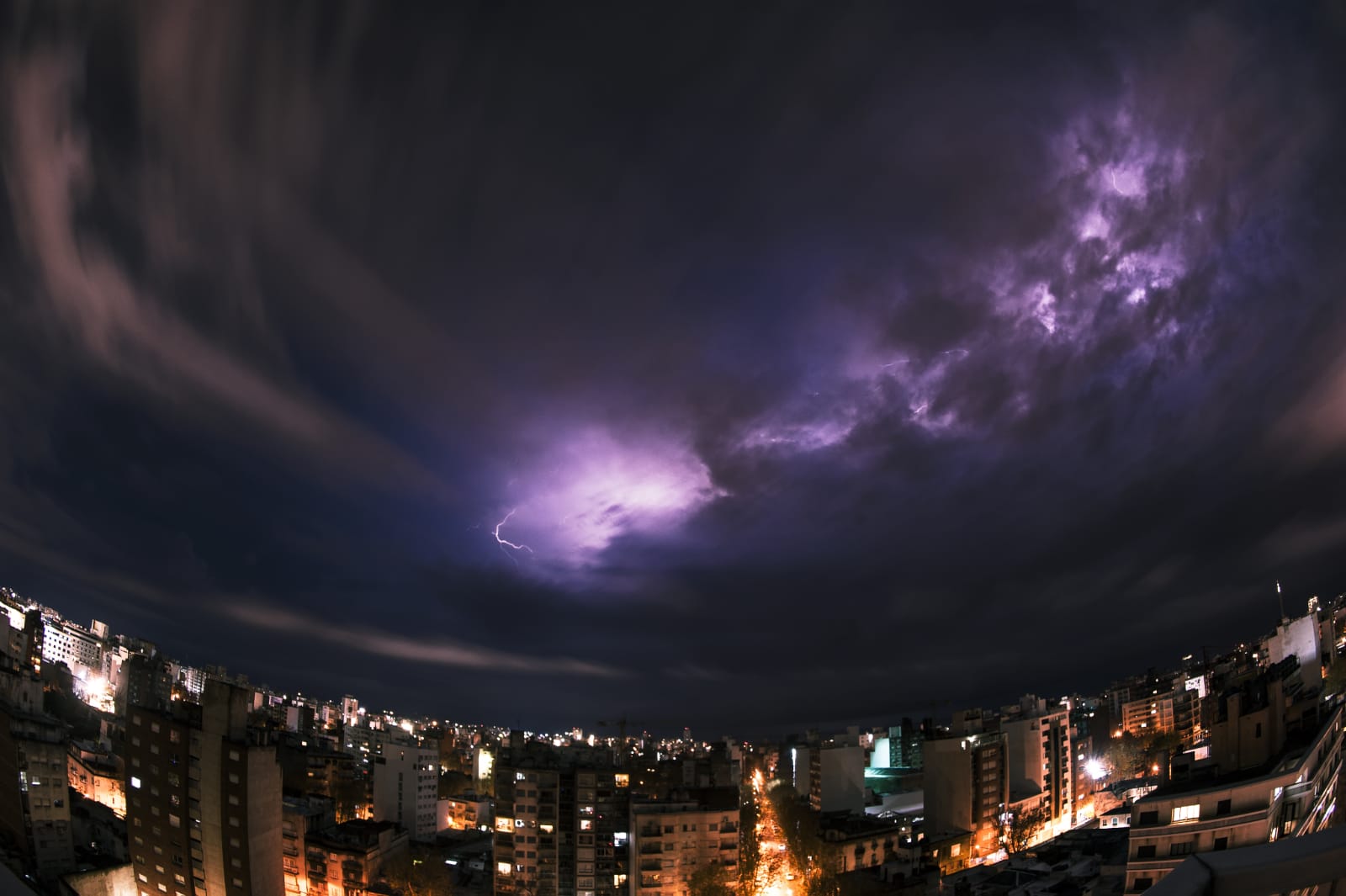 La tormenta afecta Montevideo. Foto: Fernando Ponzetto