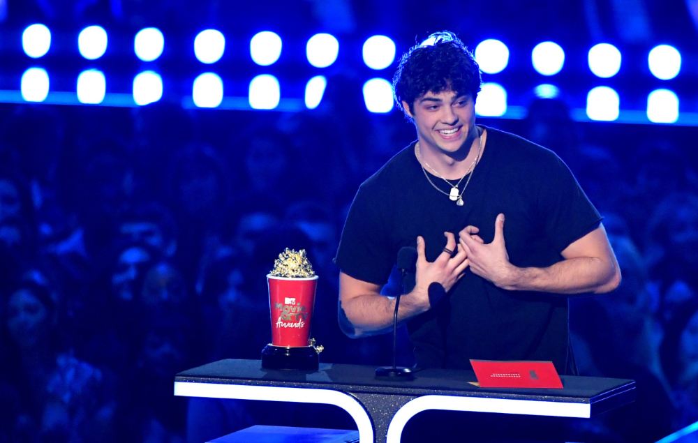 Noah Centineo se llevó el premio al mejor actor nuevo y mejor beso (junto a Lana Condor). Foto: AFP