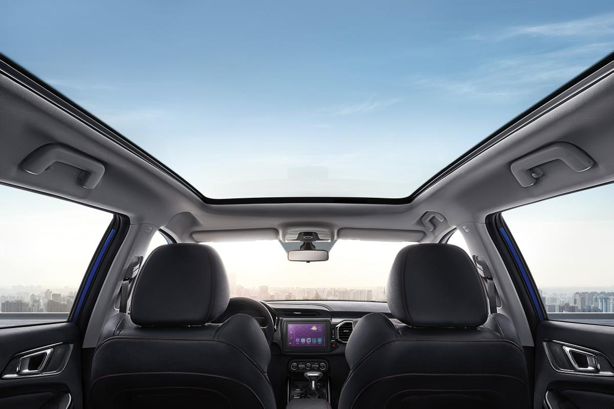 El techo panorámico electrónico llena de luz el interior de la camioneta.