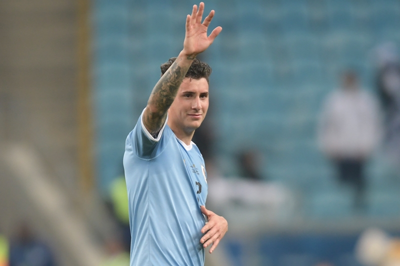 "Josema" Giménez saluda a los hinchas luego del juego ante Japón. Foto: Gerardo Pérez.