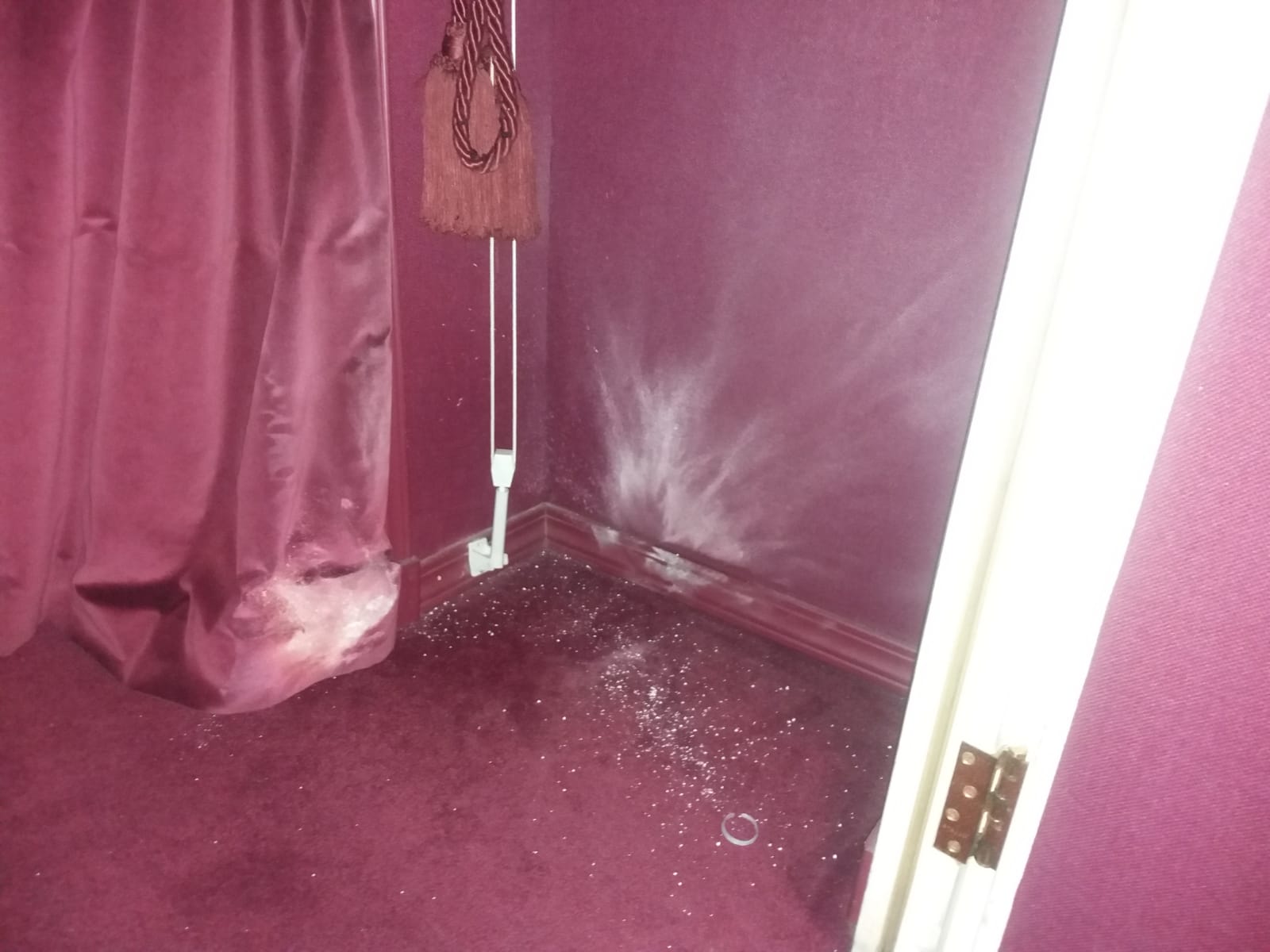 Tras la evacuación del Teatro Solís encontraron cloro granulado. Foto: Ministerio del Interior