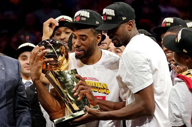 Los jugadores de Toronto con el trofeo, tras la victoria. Foto: AFP