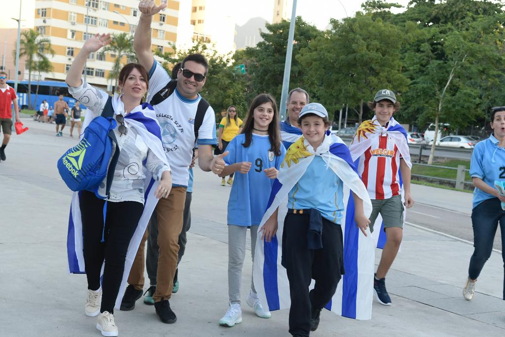 Hinchas de Uruguay y Chile en la Copa América 2019