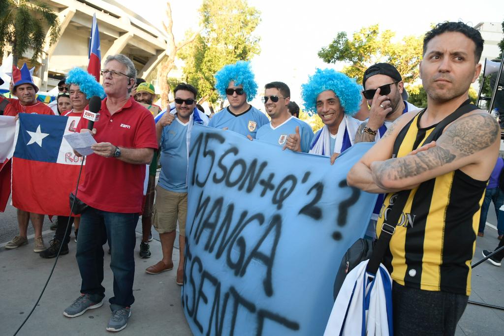 Hinchas de Uruguay y Chile en la Copa América 2019