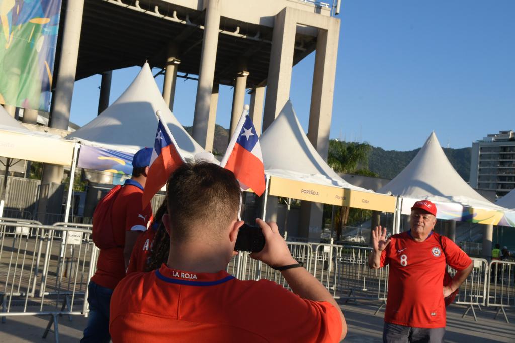 Hinchas de Uruguay y Chile en la Copa América 2019