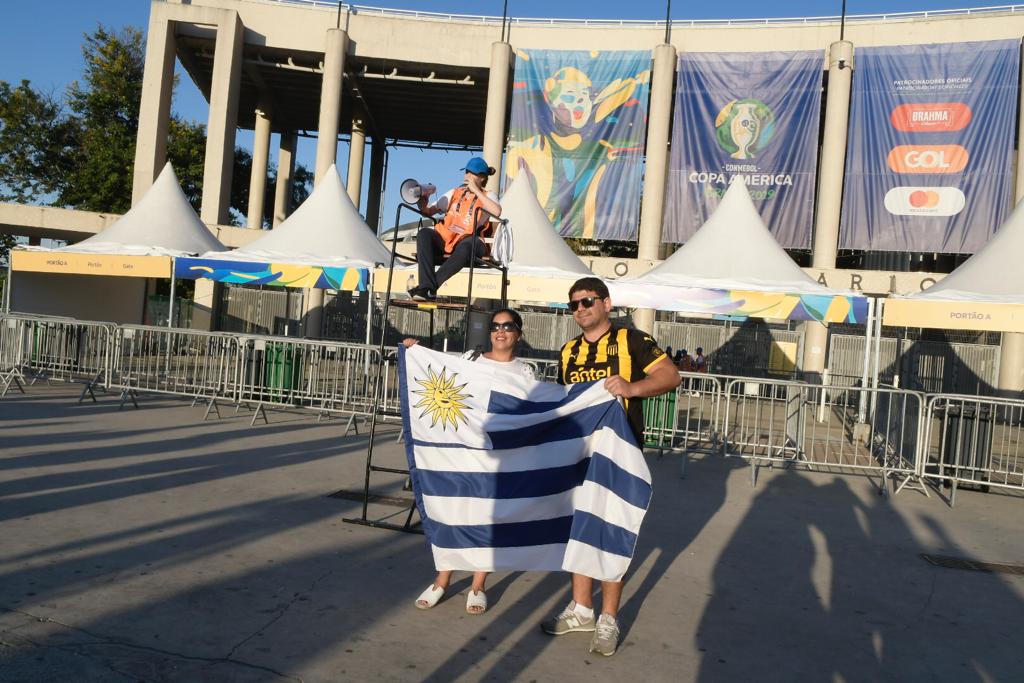 Hinchas de Uruguay y Chile en la Copa América 2019