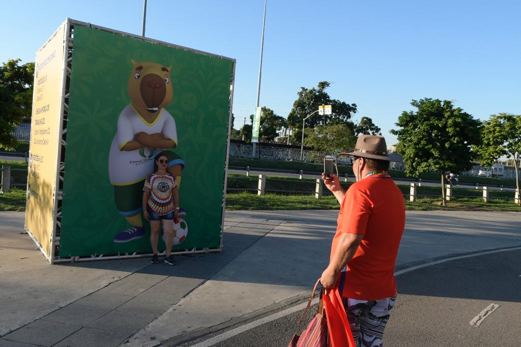 Hinchas de Uruguay y Chile en la Copa América 2019