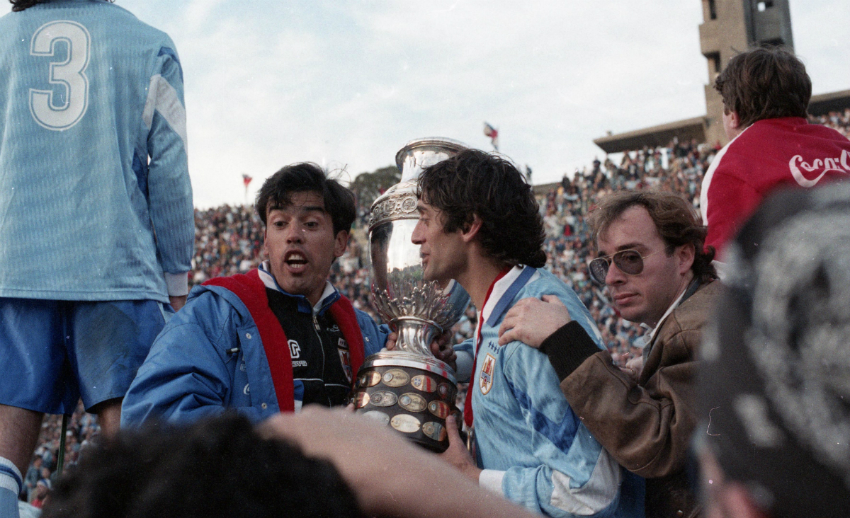 Daniel Fonseca y Enzo Francescoli celebran el título de la Copa América 1995. Foto: archivo El País.