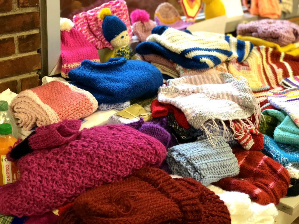 Campaña de tejido solidario. Foto: Tres Cruces y Nuevocentro