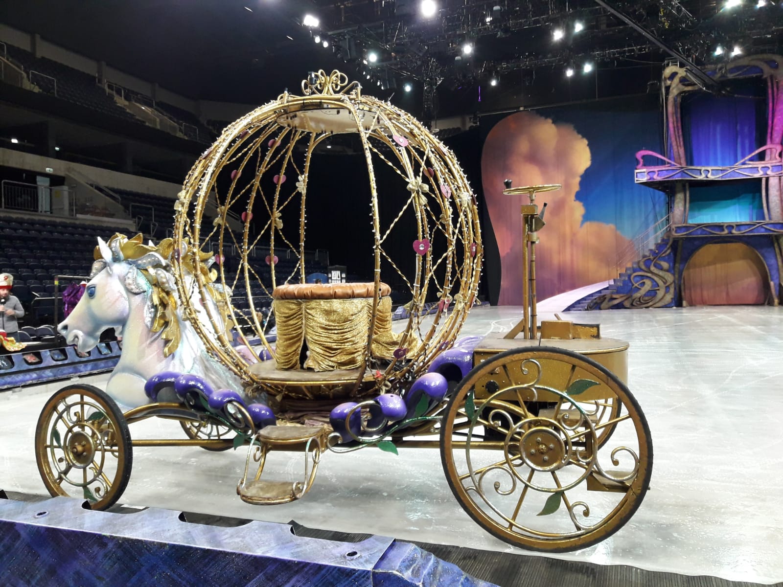 La carroza de Cenicienta también aparece en escena en el Antel Arena. Foto: Nicolás Lauber