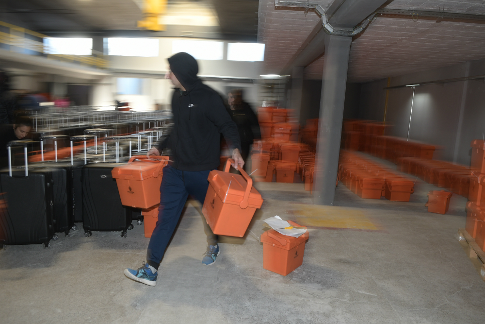 La Corte Electoral prepara las urnas para las elecciones internas del 30 de junio en un galpón de Ciudad Vieja. Foto: Leonardo Mainé